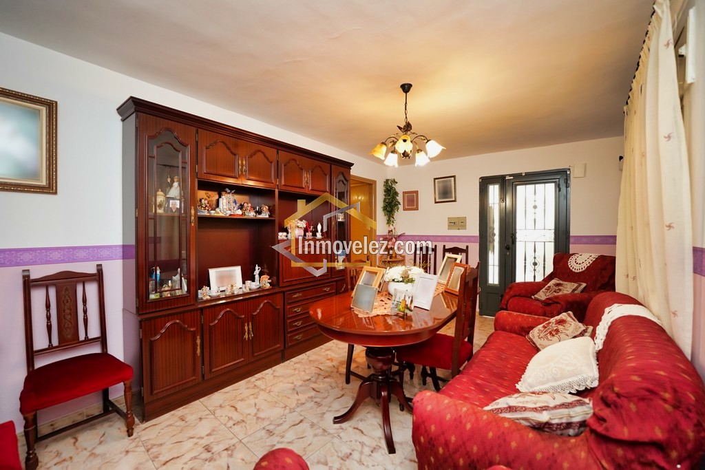 Gran casa en Vélez de Benaudalla (Ref.:0350)