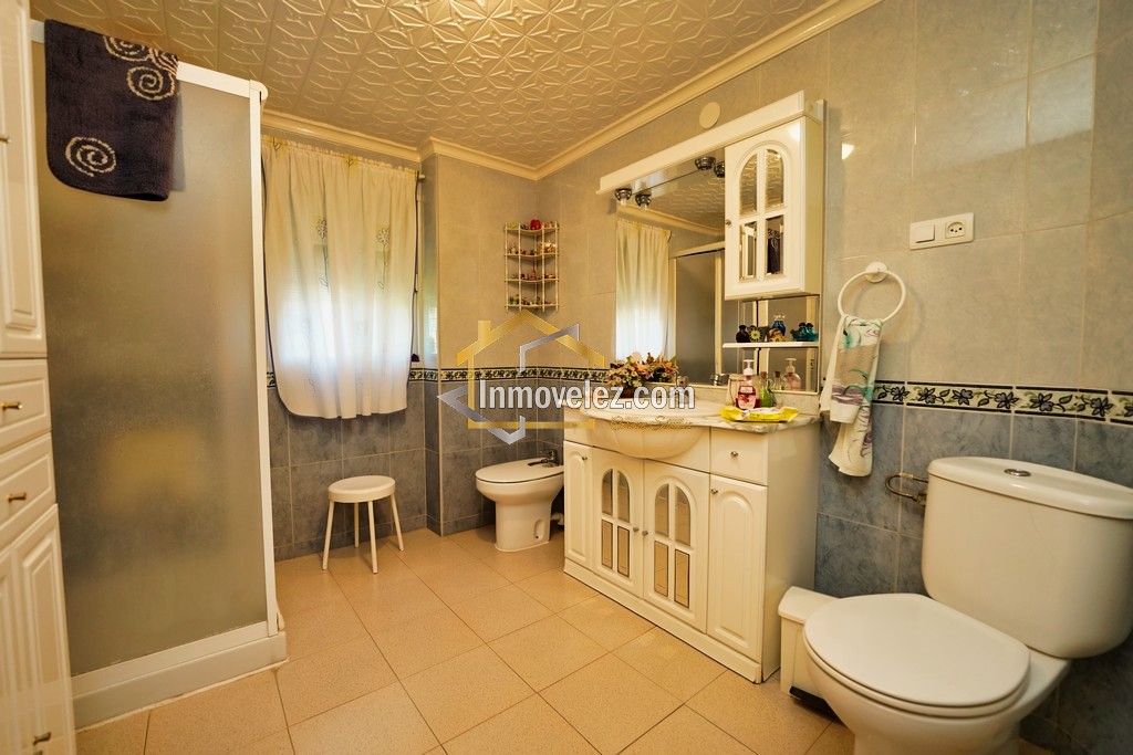 Gran casa en Vélez de Benaudalla (Ref.:0350)