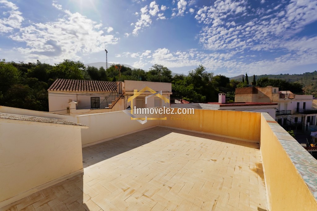 Gran casa en Vélez de Benaudalla (Ref.:0350)