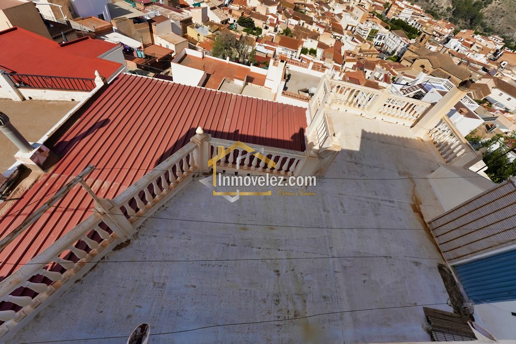Gran casa en Vélez de Benaudalla (Ref.:0350)