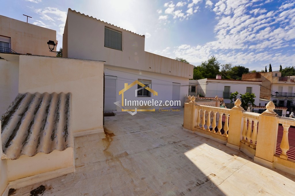 Gran casa en Vélez de Benaudalla (Ref.:0350)