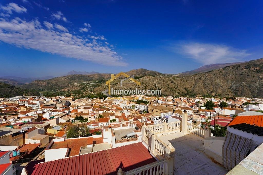 Gran casa en Vélez de Benaudalla (Ref.:0350)