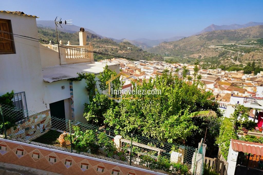 Gran casa en Vélez de Benaudalla (Ref.:0350)