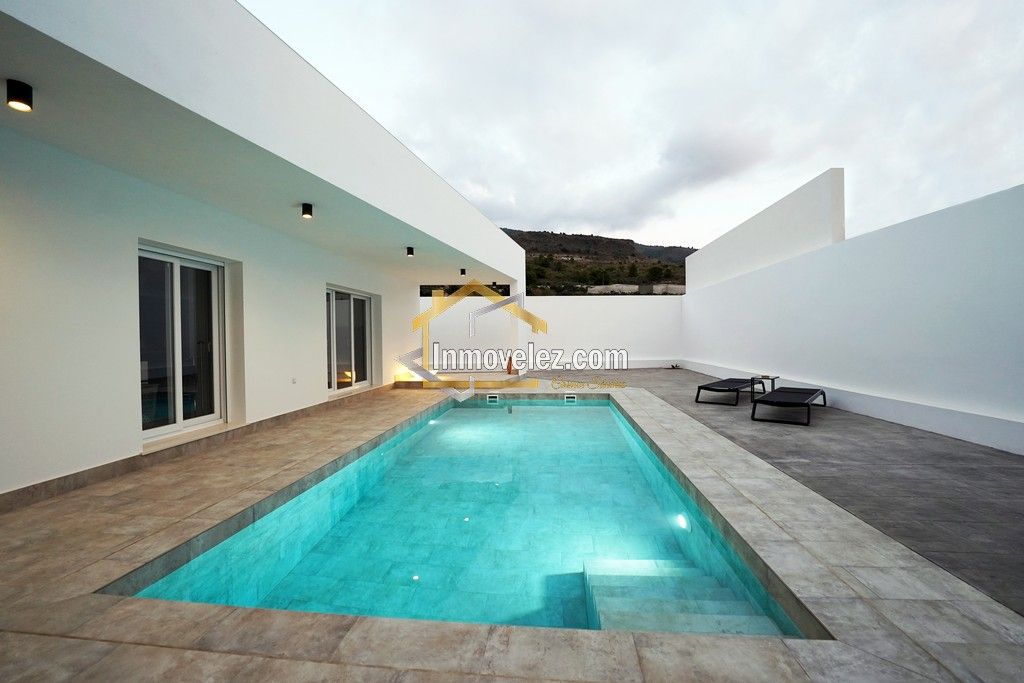 Chalet en Vélez de Benaudalla (Ref.:0456)