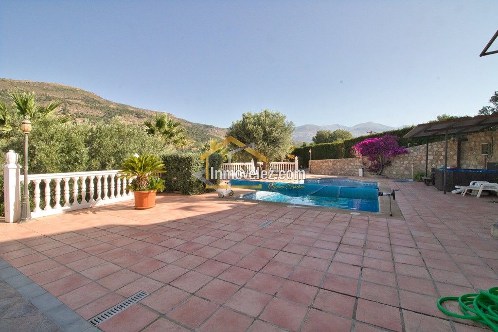 Cortijo rural en Vélez de Benaudalla (Ref.:0147)