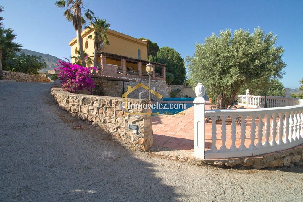 Cortijo rural en Vélez de Benaudalla (Ref.:0147)