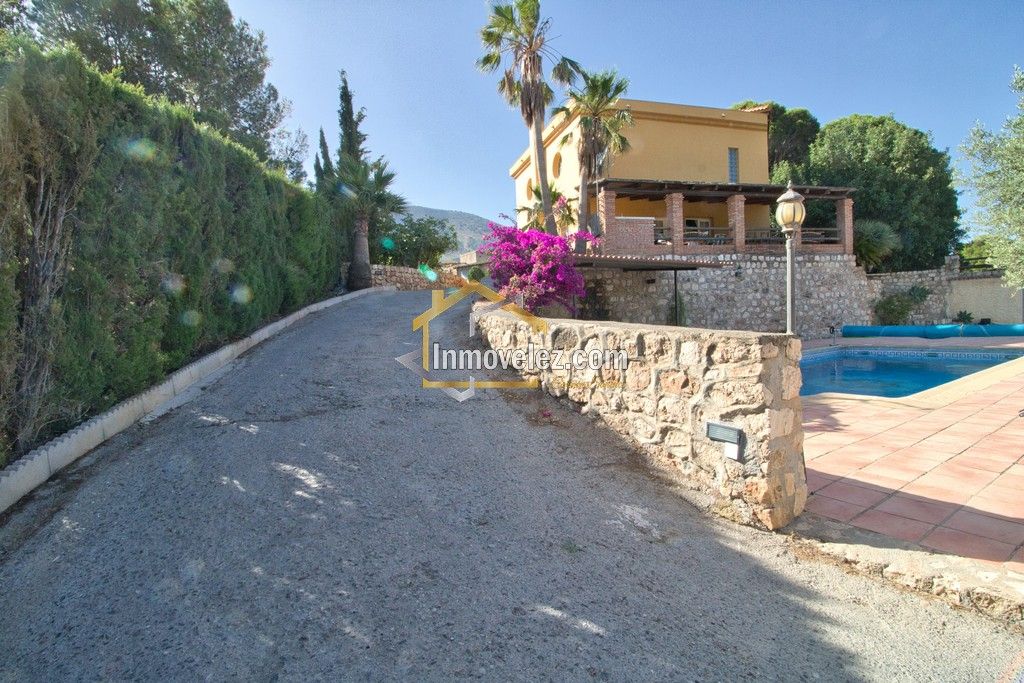 Cortijo rural en Vélez de Benaudalla (Ref.:0147)