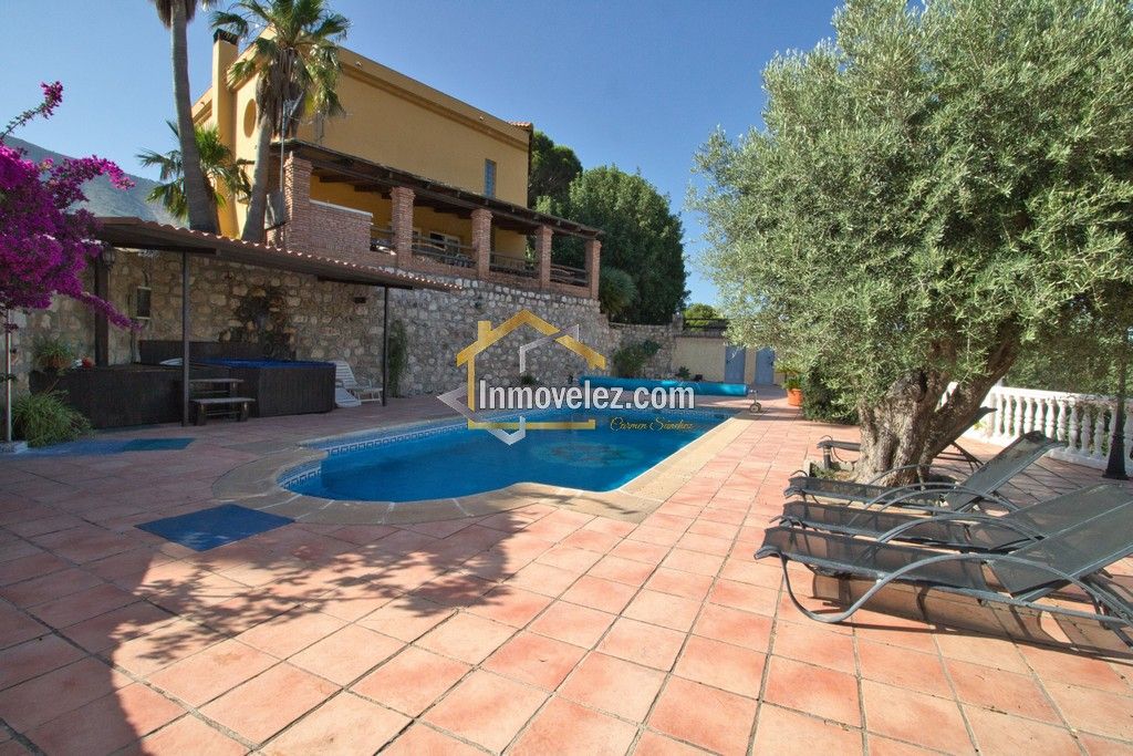 Cortijo rural en Vélez de Benaudalla (Ref.:0147)
