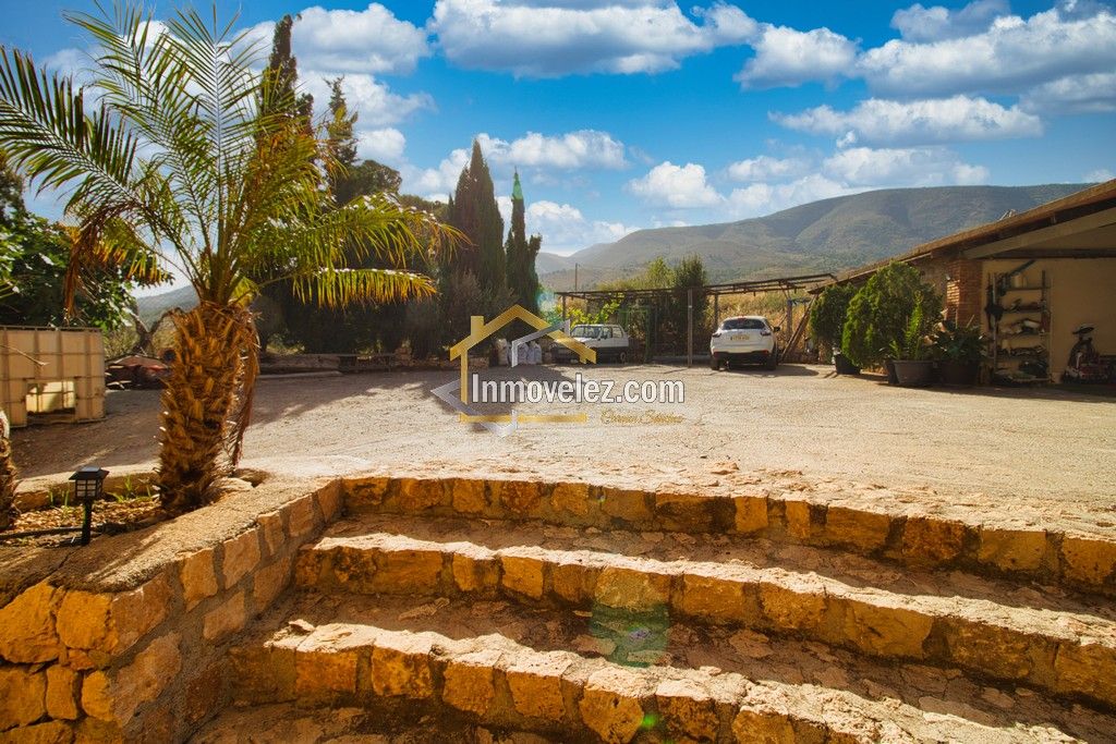 Cortijo rural en Vélez de Benaudalla (Ref.:0147)